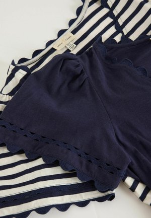 Két tengerészkék és fehér csíkos felső fodros szegéllyel, az egyik egyszínű tengerészkék, a másik csíkos, egymáson egy sík felületen.