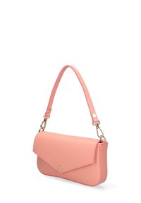Borsa a spalla in pelle texturizzata rosa con chiusura a pattina e tracolla removibile, dotata di fermagli in metallo color oro.