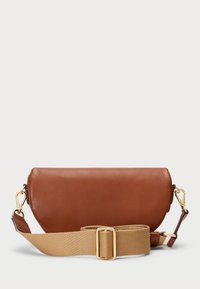 Brun lærveske med avrundet design. Har en gullmetallklips og en avtakbar beige stoffreim. Glatt tekstur og minimalistisk stil.