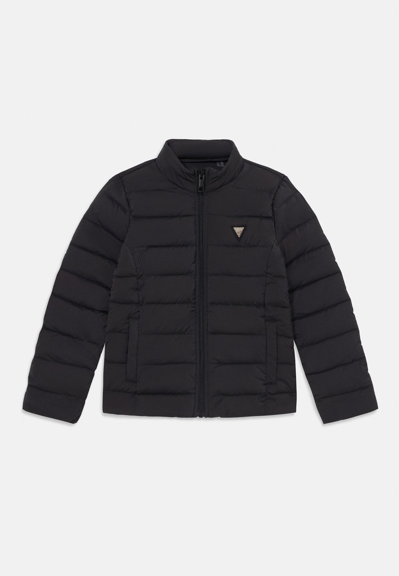 Svart polstret jakke med glidelås, stående krage og logo akcent på brystet. Har horisontalt quiltet design og sidelommer.