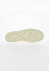 Biała gumowa podeszwa sportowa z teksturowanym bieżnikiem, z wytłoczonym logo i zielonym akcentem na pięcie. Gładkie wykończenie, elastyczny kształt.