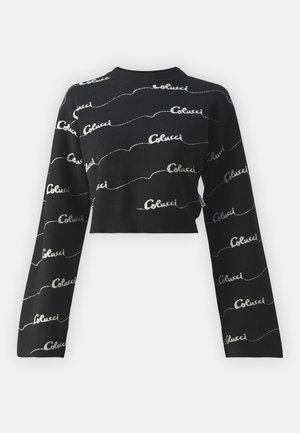 Sweater cropped preto com um padrão de ondas e o texto em prata "Colucci". O decote e os punhos canelados adicionam textura ao design.