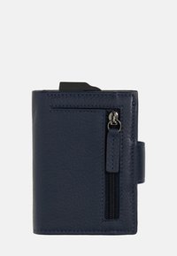 Tumši zila ādas maciņš ar rāvējslēdzēju, izsmalcināts dizains, taisnstūra forma un redzama vīles detaļa uz malām.