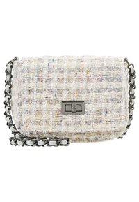 Borsa in tessuto intrecciato di colore bianco con fili multicolori. Presenta una forma rettangolare, hardware in tonalità argento e una tracolla a catena.