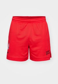 Shorts de basketball en mesh rouge en tissu respirant, avec un logo NBA sur la gauche et le texte "BULLS" en noir sur le côté droit.