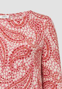 Kurzarmoberteil aus weichem, leichtem Stoff mit einem abstrakten Muster in Rosa und Creme, das einen runden Ausschnitt und eine lockere Passform bietet.