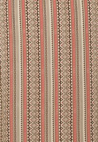 Des rayures géométriques verticales en marron, rouge et beige, avec des zigzags, des triangles et des motifs complexes, se répètent sur le tissu.