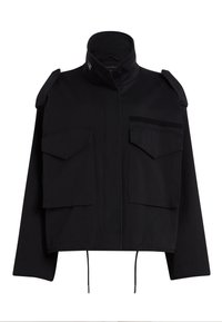Zwarte cropped jas van gladde stof met een hoge kraag, twee voorzakken en een trekkoord aan de zoom. Voorzien van schouderepauletten en klittenbandaccenten.