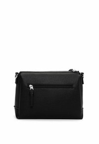 Czarna skórzana torba o teksturowanej powierzchni, z zamkiem na górze i zewnętrzną kieszenią. Posiada srebrne okucia i prostokątny kształt.