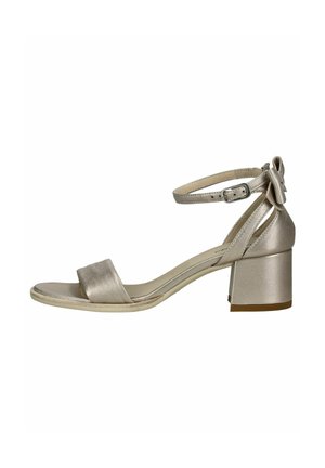 Sandale argentée à bout ouvert avec talon carré, bride de cheville avec boucle et nœud décoratif à l'arrière.