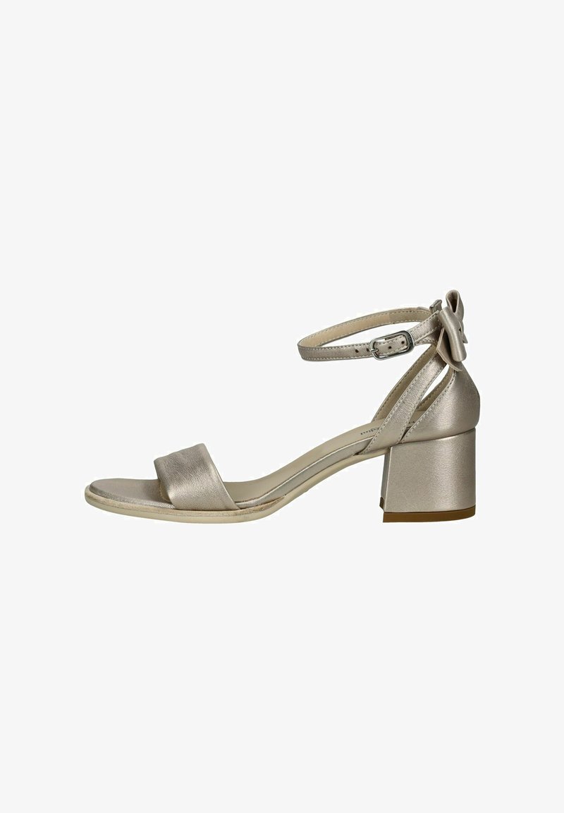 Silberne Sandale mit offenem Zehenbereich, Blockabsatz, Knöchelriemen mit Schnalle und dekorativer Schleife auf der Rückseite.