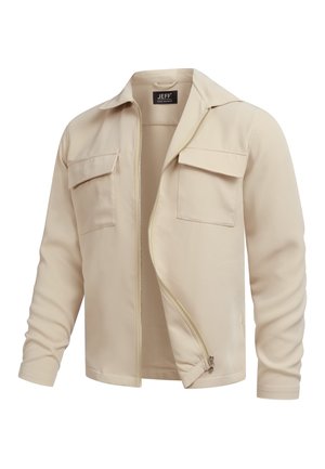 Beige lynlåstrøje med to brystlommer med klap, lange ærmer og krave, let åbnet lynlås på hvid baggrund.