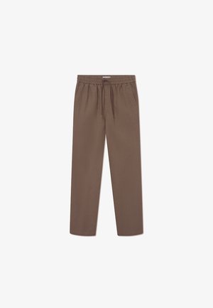 Pantaloni maro, de tip loose-fit, realizați dintr-un material ușor. Dispune de o talie elastică cu șnur, buzunare laterale și picioare drepte.