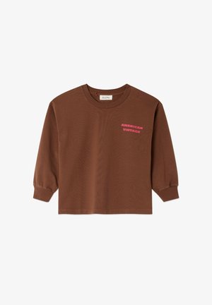 Pruun pika varrukaga T-särk pehmest kangast, millel on roosa tekst "AMERICAN VINTAGE". Ümmargune kaelus ja lõdvestunud lõige mansettidega varrukatega.