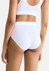 Witte katoenen ondergoed met een hoge taille, met een zachte textuur, elastische tailleband en naadloze randen voor comfortabel draaggemak.