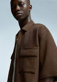 Bershka SHORT SLEEVE TAILORED - Ing - brown
