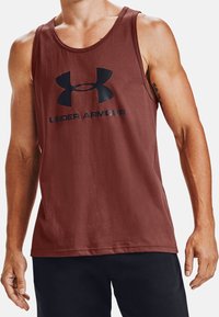 Bordowy bezrękawnik z dużym, czarnym logo Under Armour i tekstem. Gładki materiał, luźny krój, przeznaczony do odzieży sportowej.