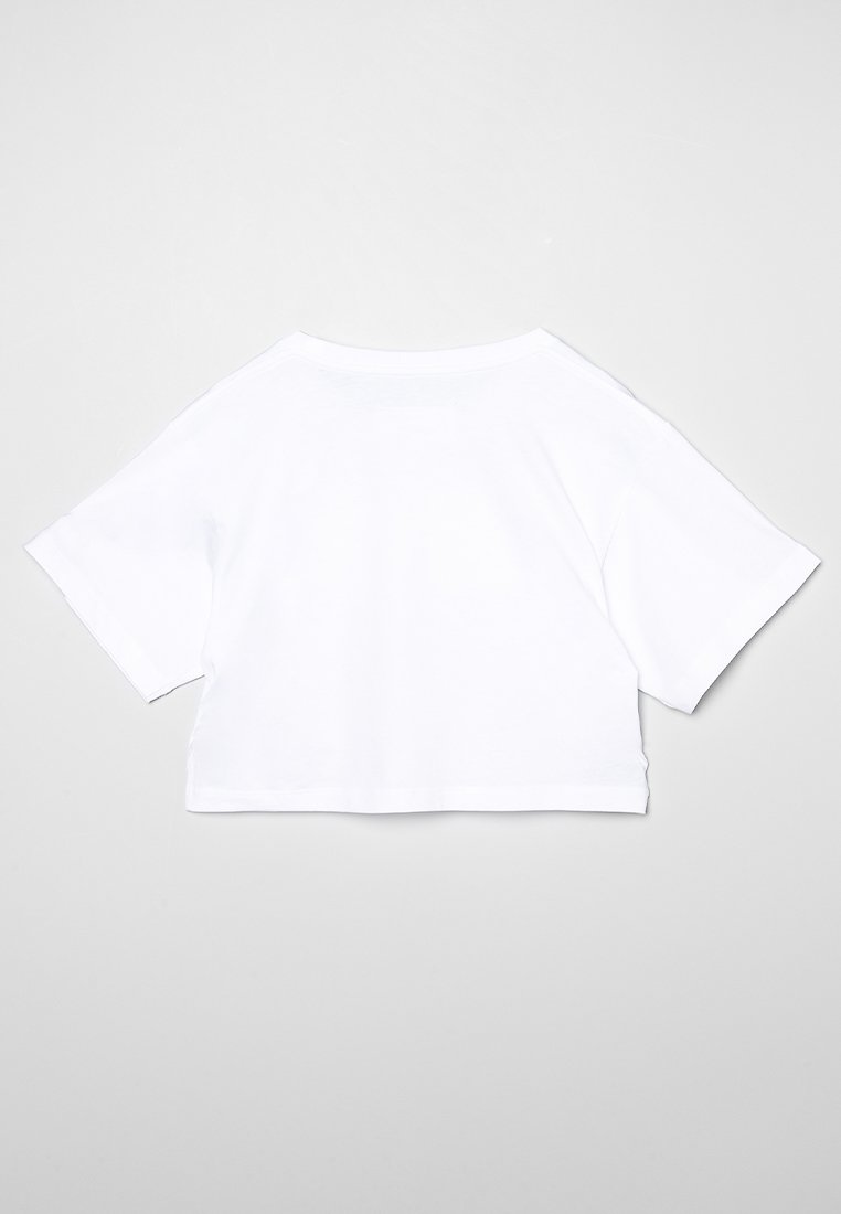 T-shirt bianca cropped realizzata in morbido cotone, con maniche corte, scollatura tonda e un design semplice e senza decorazioni sul retro.