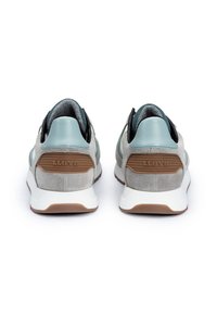 Graue Wildledersneaker mit hellblauen und schwarzen Akzenten, ausgestattet mit einem strukturierten Fersenbereich und einer weißen Gummisohle mit braunem Profil.