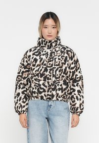 Leopard-gepatroneerde gewatteerde jas met een hoge kraag, in zwart, beige en crème kleuren, met elastische manchetten en zoom, voorzien van een rits aan de voorkant.