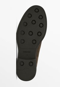 Schwarze Gummisohle mit runden Profilen, verbunden mit einem Obermaterial aus braunem Wildleder. Auf der Zwischensohle eingestanzt "Massimo Dutti" und die Größe "42".