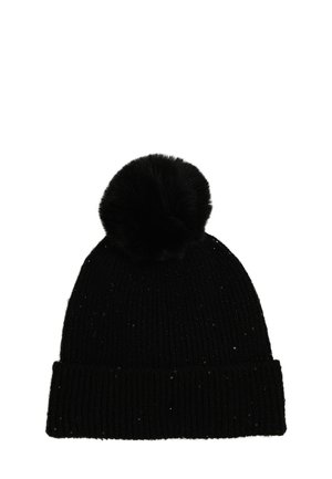 Bonnet tricoté noir avec un design côtelé, arborant un grand pom-pom en fausse fourrure noir sur le dessus et une subtile brillance sur l'ensemble du tissu.