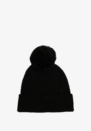 Gorro de punto negro con un diseño acanalado, que presenta un gran pom-pom de pelo sintético negro en la parte superior y un sutil brillo en toda la tela.