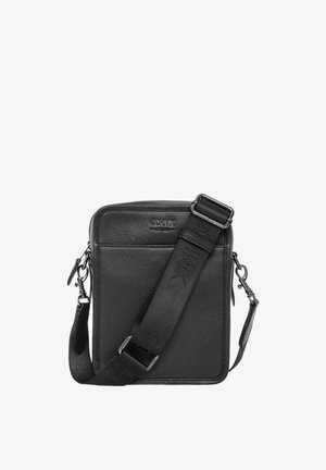 Czarna skórzana torebka na ramię z fakturowaną powierzchnią, regulowanym paskiem i srebrnymi okuciami. Zawiera przednią kieszeń oraz wytłoczone logo.