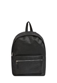 Zaino nero con una texture lucida, forma arrotondata, manico superiore e una tasca frontale con zip. Presenta un esterno in tessuto liscio.