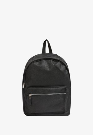 Zaino nero con una texture lucida, forma arrotondata, manico superiore e una tasca frontale con zip. Presenta un esterno in tessuto liscio.