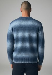 Strickpullover mit einem Verlaufsmuster in Blautönen, geripptem Rundhalsausschnitt und Bündchen sowie einer strukturierten Oberfläche des Stoffes.