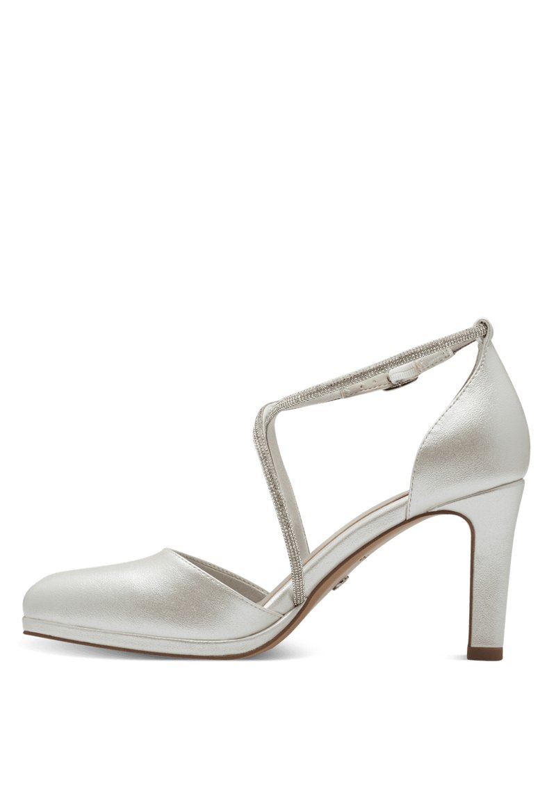 Chaussure à talon haut en argent avec une finition satinée, bout pointu, sangle en T ornée de détails métalliques et un talon slim légèrement incliné.