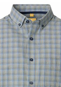 Grünes und blaues kariertes Hemd mit Knopfverschluss, ausgestattet mit einem Button-Down-Kragen, navyfarbenen Knöpfen und einer Brusttasche aus texturiertem Stoff.
