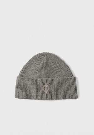 Cappello beanie grigio lavorato a maglia con una texture a coste, caratterizzato da un risvolto arrotolato e un piccolo emblema ricamato sulla parte anteriore.