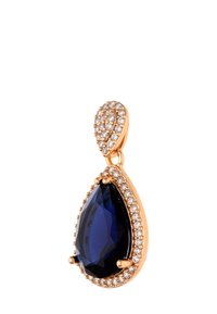 Gouden hanger oorbel met een peervormige diepblauwe edelsteen omringd door kleine heldere kristallen, met een gestructureerde ovale bovenste accent.