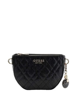 Pochette matelassée noire Guess avec fermeture éclair dorée, texte du logo "GUESS EST 1981" et pendentif doré attaché avec porte-clés.