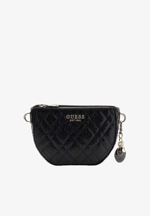 Pochette matelassée noire Guess avec fermeture éclair dorée, texte du logo "GUESS EST 1981" et pendentif doré attaché avec porte-clés.