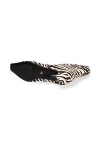 Scarpa con tacco alto in stampa zebra, con punta affilata, suola nera texturizzata e materiale in morbido pelliccia sintetica. Design con tacco piatto e senza hardware visibile.