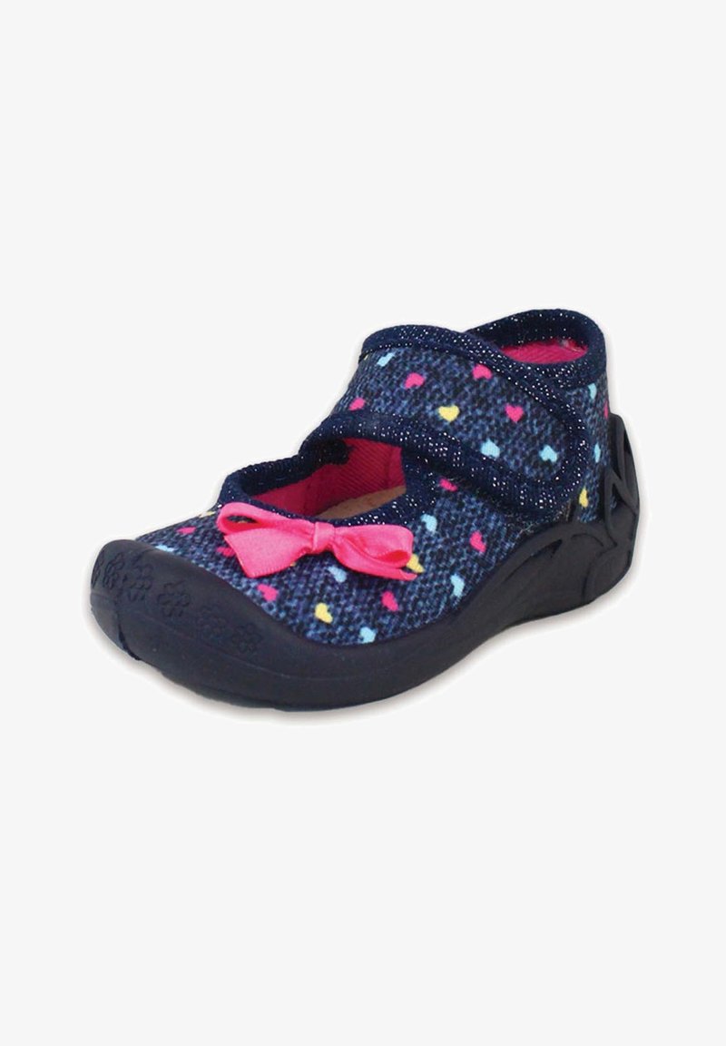 Chaussure en tissu bleu avec des motifs de cœurs multicolores, un détail de nœud rose et une semelle en caoutchouc. Dotée d'une bride sécurisée pour un enfilage facile.