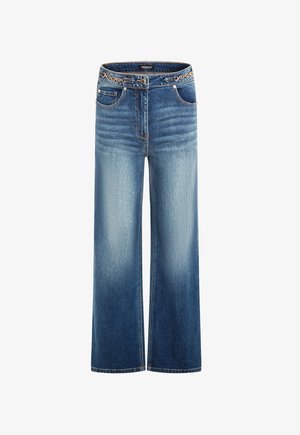 Jean bleu à jambes larges avec un avant délavé, des poches avant et une ceinture décorative avec une chaîne en or à la taille.