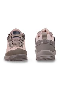 Helle rosa Wanderschuhe mit einem strukturierten Mesh-Obermaterial, dunkelgrauen Akzenten, dicken Gummisohlen und kontrastierenden Schnürsenkeln. Rund geschnittenes Zehen-Design.