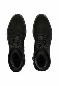 Botas de tobillo de ante negro con cordones y cremalleras laterales, mostradas desde arriba sobre un fondo blanco.