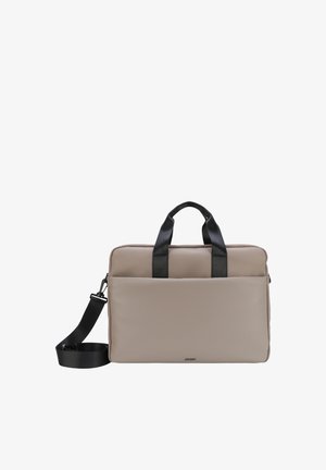 Beige rektangulær taske med sorte håndtag og aftagelig sort skulderrem på hvid baggrund.