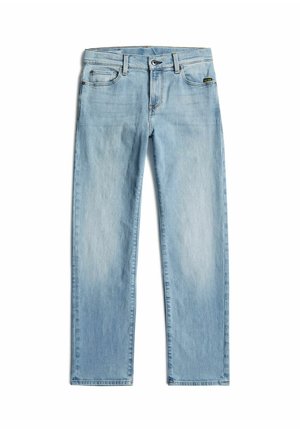 Jasnoniebieskie jeansy z denimu z przednimi kieszeniami, szlufkami na pasek, zapięciem na guzik i subtelnym wyblaknięciem na nogawkach, ułożone na płasko na białym tle.