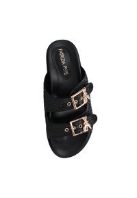 Infradito neri con due cinturini texture, dotati di fibbie in tono oro. Interno liscio con logo del marchio stampato sulla soletta.