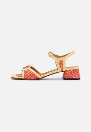 Chie Mihara Sandalias - metallic red