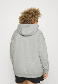 Ljusgrå hoodies med avslappnad passform, med dragsko i huvan, ribbade muddar och nederkant. Slät tygstruktur utan synliga mönster.