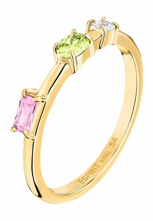 Goldfarbener Ring mit drei Edelsteinen: pinkfarbener rechteckiger, grüner ovaler und weißer quadratischer Stein, der in vierkralligen Fassungen auf einem glatten Band eingesetzt ist.
