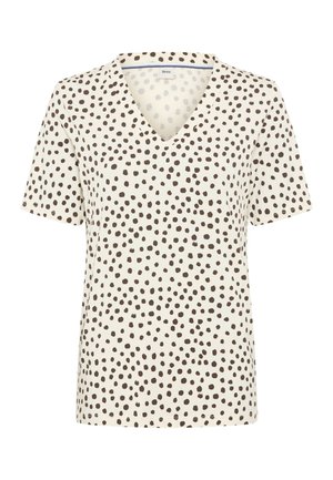 Witte V-hals shirt met korte mouwen en een patroon van onregelmatige donkerbruine polkadots, met het label Brax binnenin de hals.