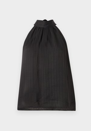 Top halter negro con rayas verticales, que presenta un cuello alto y tela fruncida. El material parece ligero y ligeramente translúcido.